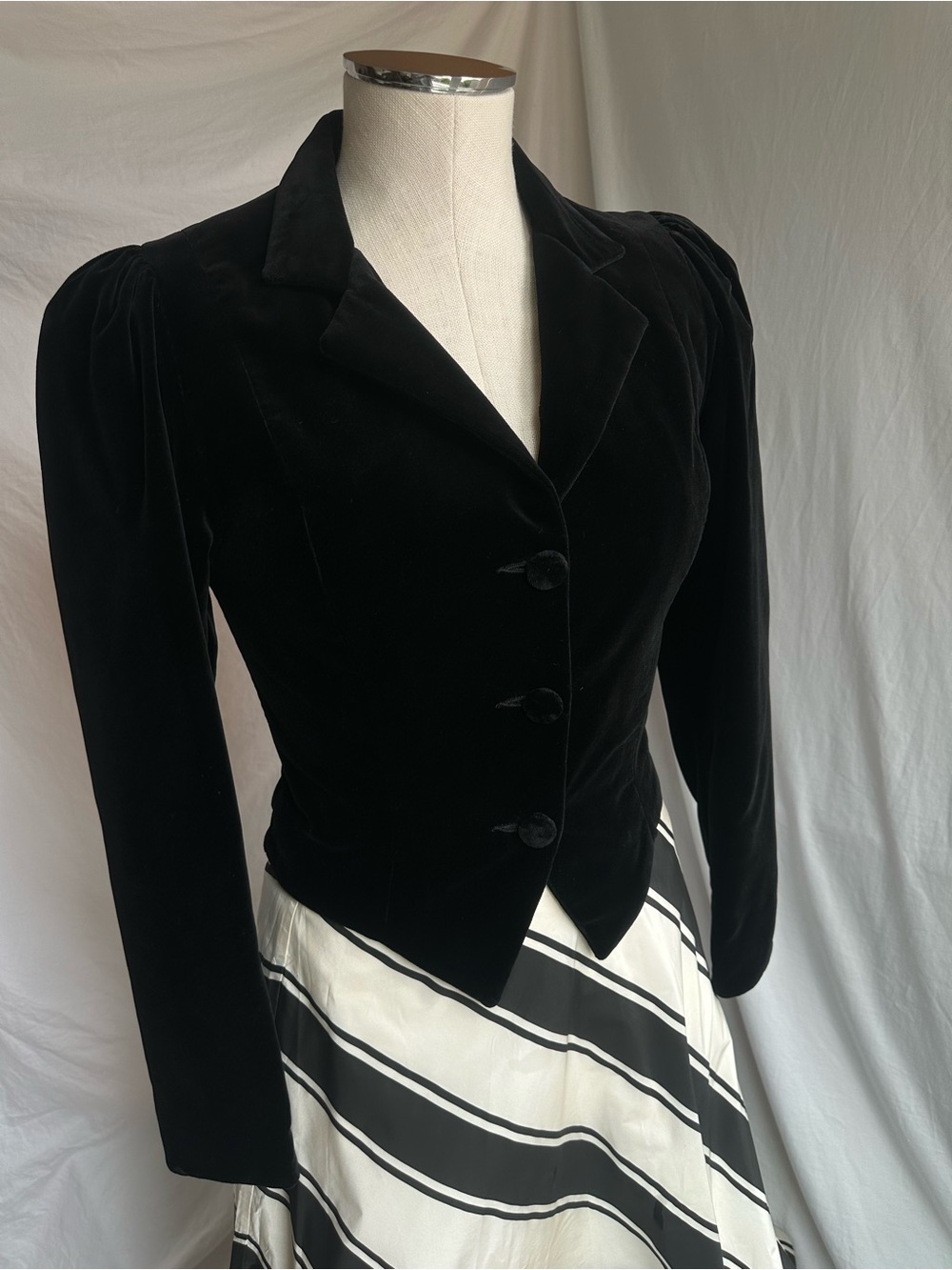 Rare 1980s Laura Ashley Black Velvet Cropped Riding Jacket - USA Size Small